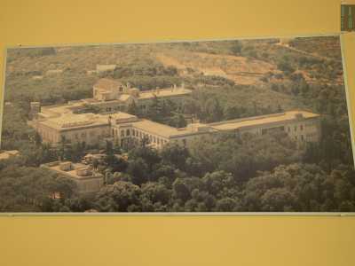 Attorno alla grotta venne infatti anche edificato un convento, che vide il susseguirsi di vari ordini monastici fino alla fine dell�800. Dopo essere stato in sanatorio e in ospedale, oggi ospita soltanto uffici amministrativi della Asl locale e qualche reparto medico